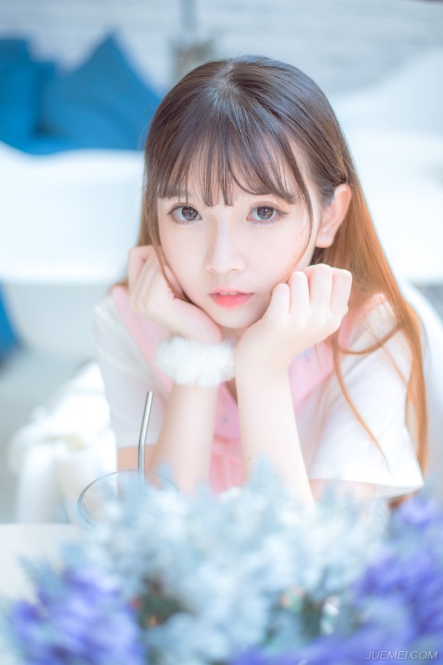 军营里，偶尔能够听到一声声痛苦的呻吟，兄弟两人自黄巾之乱之初参战，转战二十多载光阴，对于这些伤病痛苦的而无力的呻吟，最初的怜悯到现在剩下的也只剩下一股难言的麻木，但这种情况下，那股情绪却还在延续。